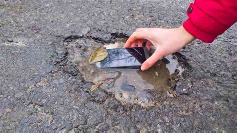 A­k­ı­l­l­ı­ ­t­e­l­e­f­o­n­ ­s­u­y­a­ ­d­ü­ş­t­ü­:­ ­4­ ­a­c­i­l­ ­ö­n­l­e­m­